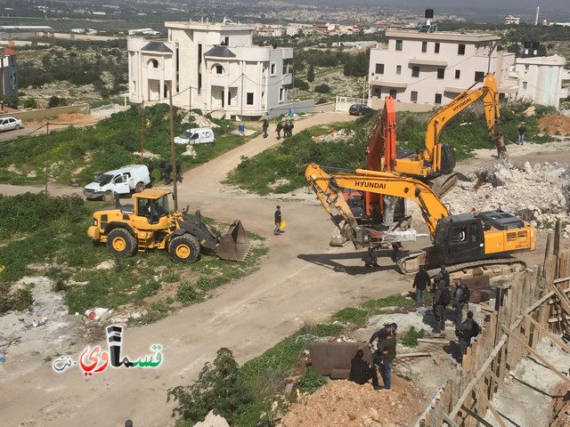 فيديو: قوات كبيرة ومُدججة بالدبابات والصواريخ تهدم اساسات بيت الشيخ غازي عيسى بحجة البناء في ارض المنهال ...